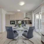 Deluxe With Private Garden, Apartment Trogir