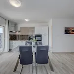 Deluxe With Private Garden,