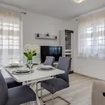 Apartment Deluxe With Private Garden, Trogir