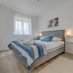 Apartment Deluxe With Private Garden,