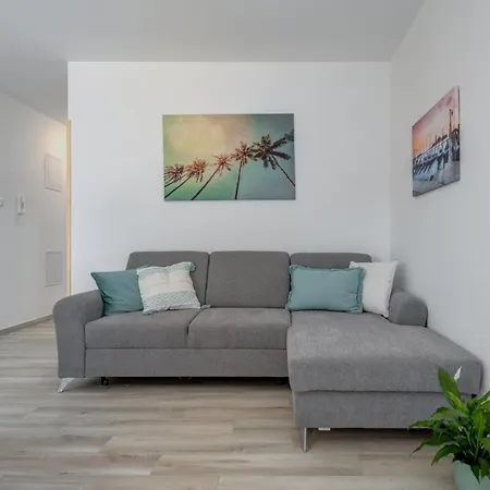 Deluxe With Private Garden, Apartment Trogir