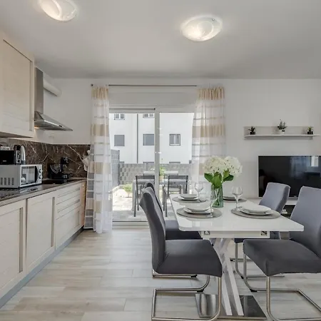 Lägenhet Deluxe With Private Garden,