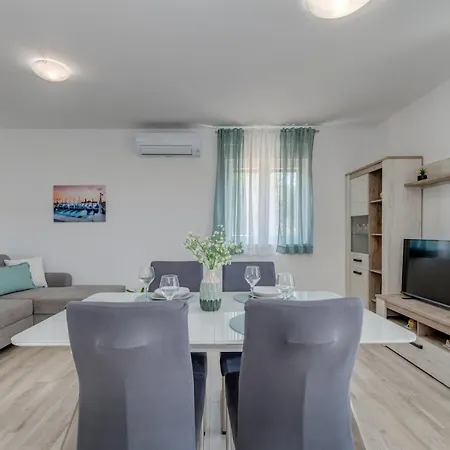 Deluxe With Private Garden, Trogir