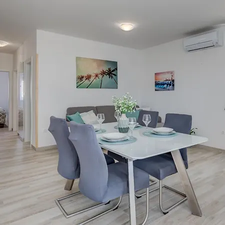 Deluxe With Private Garden, Apartman Trogir