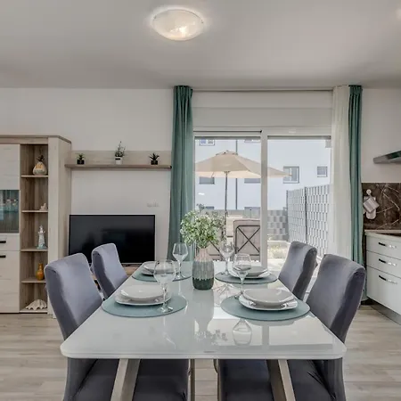 Deluxe With Private Garden, Lägenhet