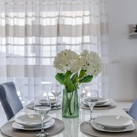 Deluxe With Private Garden, Lägenhet