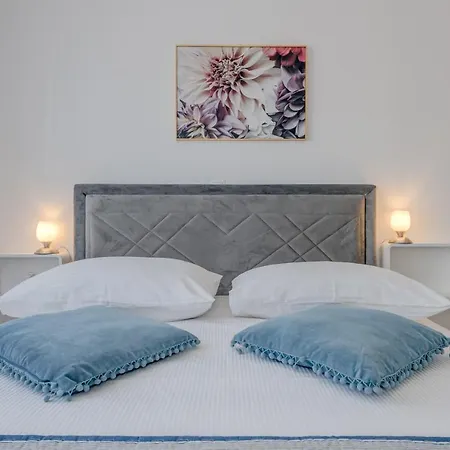 Deluxe With Private Garden, Lägenhet Trogir