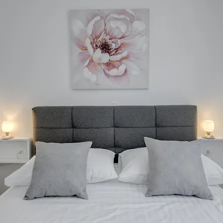 Deluxe With Private Garden, Lägenhet Trogir