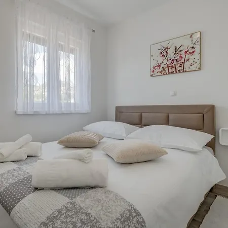 Deluxe With Private Garden, Lägenhet