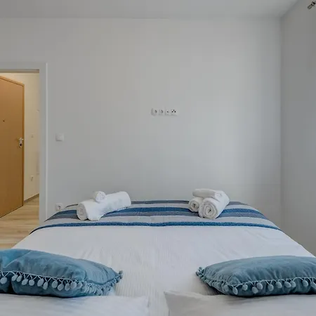 Lägenhet Deluxe With Private Garden,