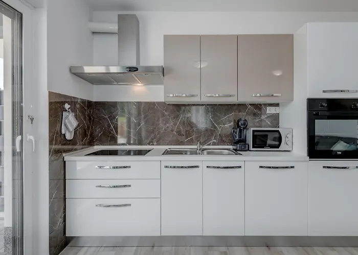 Apartman Deluxe With Private Garden, Trogir