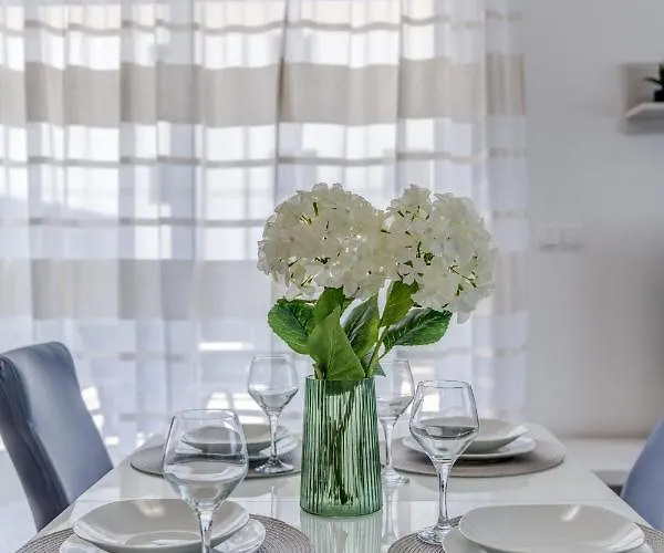 Deluxe With Private Garden, Apartman