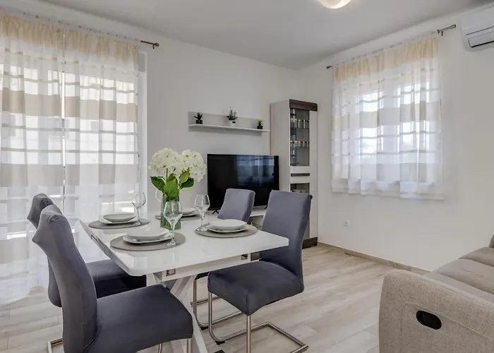 Apartman Deluxe With Private Garden, Trogir