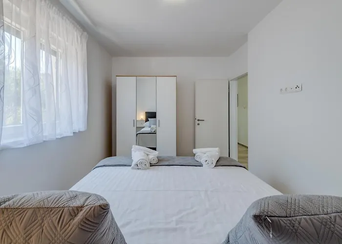 Deluxe With Private Garden, Apartman *
