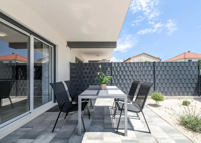 Apartman Deluxe With Private Garden, *