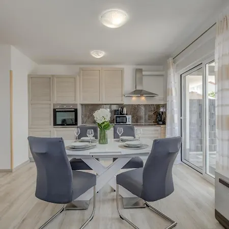 Miro's With Private Garden And Parking Apartment Trogir