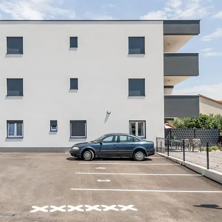 Miro's With Private Garden And Parking Apartment *