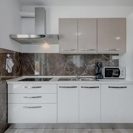 Apartment Miro's With Private Garden And Parking Trogir