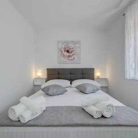 Miro's With Private Garden And Parking * Trogir