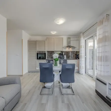 Miro's With Private Garden And Parking Apartment *