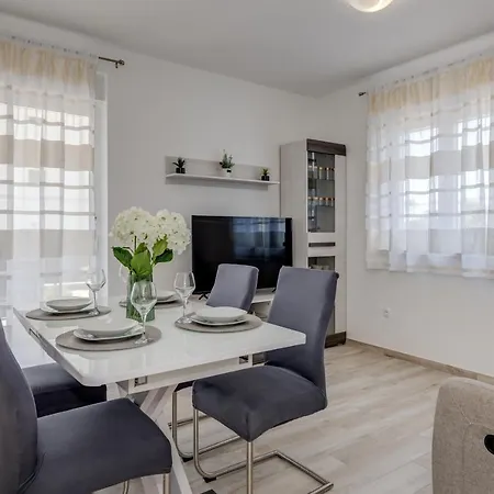Apartment Miro's With Private Garden And Parking Trogir