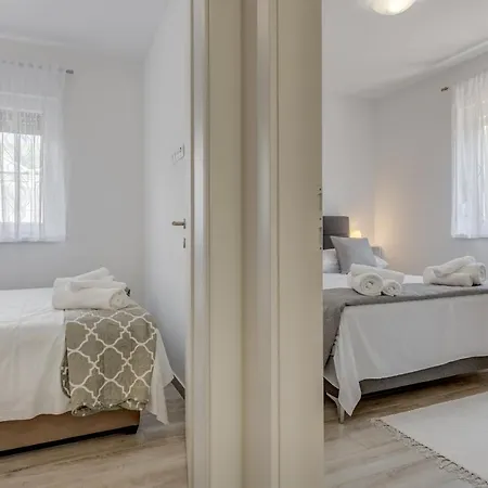 Miro's With Private Garden And Parking Trogir